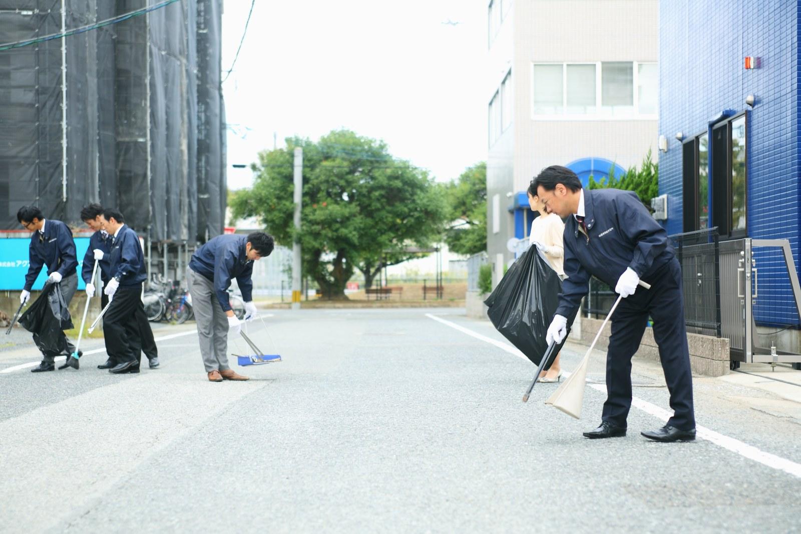 社領地区でお掃除する当社スタッフ