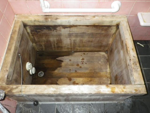 木製風呂場のハウスクリーニング施工前